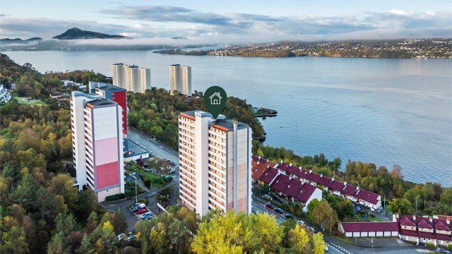 Borettslaget har en attraktiv beliggenhet langs Helleveien nær bussholdeplass med hyppige avganger mot både Åsane og Bergen sentrum.