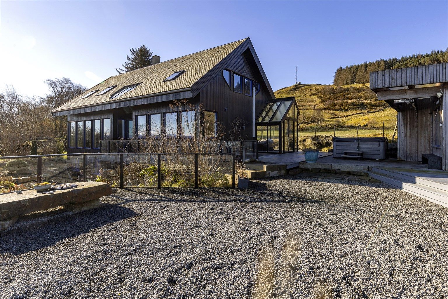 Eiendommen er utformet for et aktivt uteliv med et samlet terrasse- og balkongareal på hele 267 m².