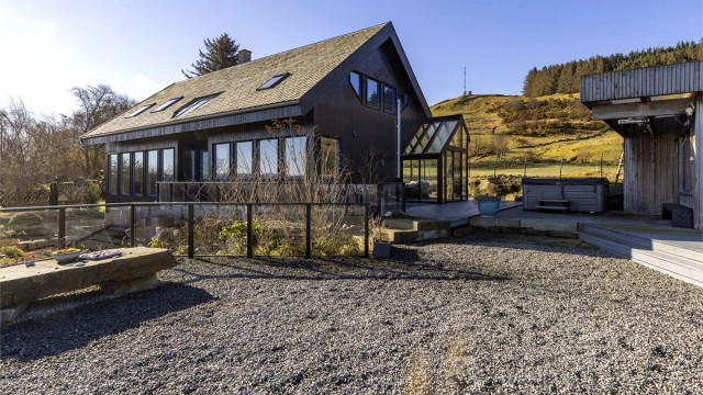 Eiendommen er utformet for et aktivt uteliv med et samlet terrasse- og balkongareal på hele 267 m².