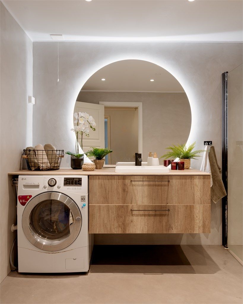 Stilrent og moderne fra 2017/2021, med mikrosement på både gulv og vegger som gir et eksklusivt og tidløst uttrykk. 