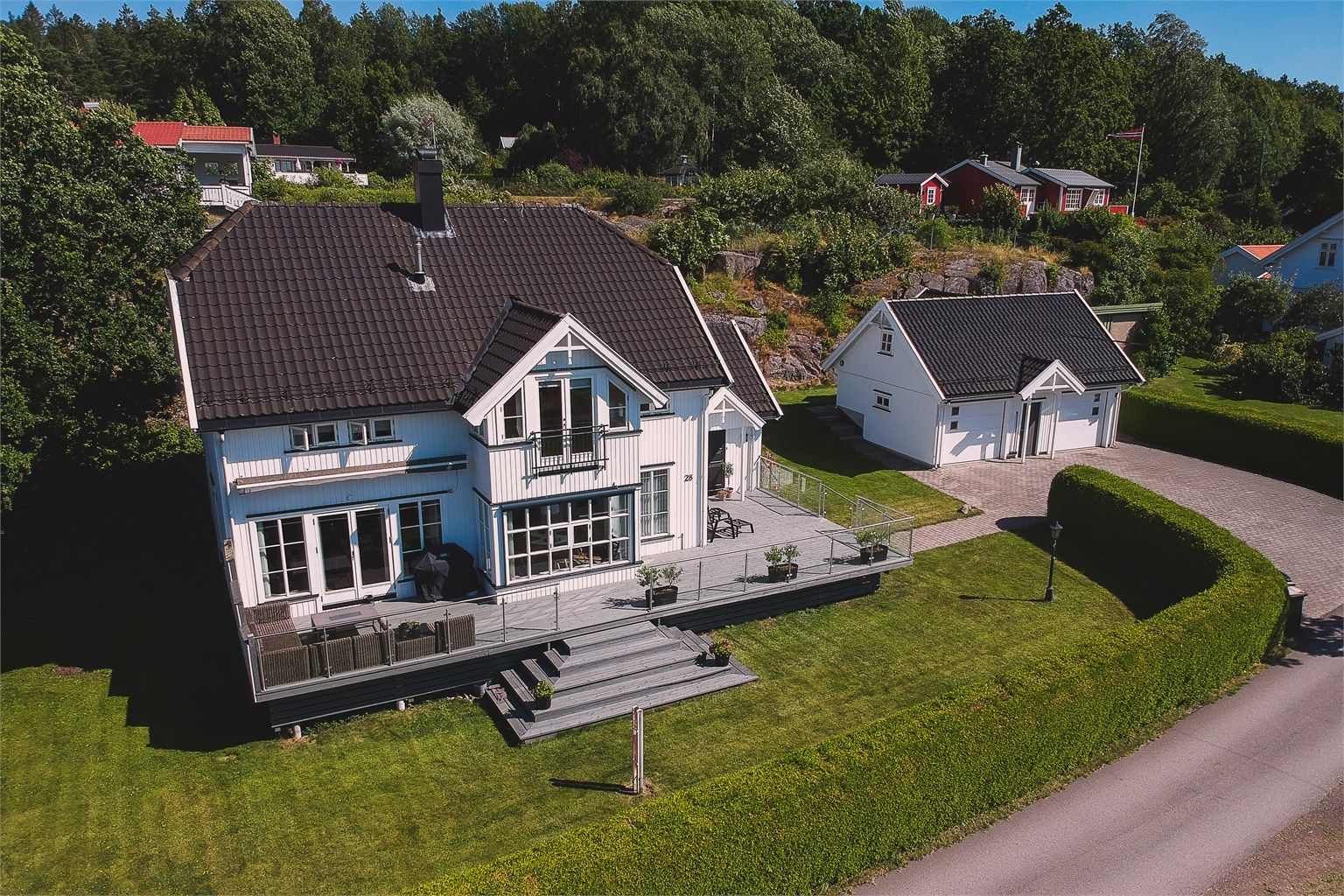 Den store, vestvendte terrassen på 60 m² har rikelig med plass for flere sittegrupper og byr på gode solforhold.