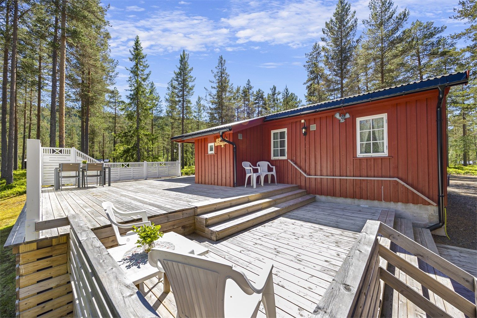 Uteområdet er omkranset av skog og natur.