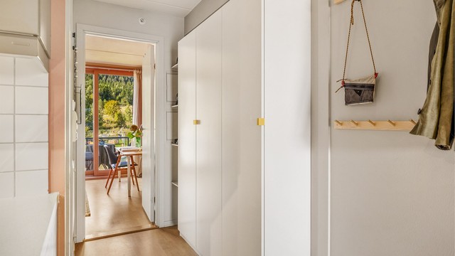 Det første som møter deg er en lys og innbydende entré, som gir et godt førsteinntrykk av leiligheten