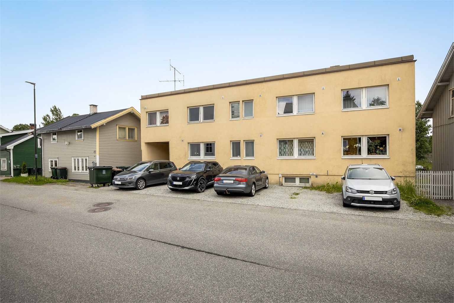 Det praktiseres parkering på felles gruset gårdsplass langs bygningen. Selger anfører at tilhørende disponibel parkeringsplass er merket. 