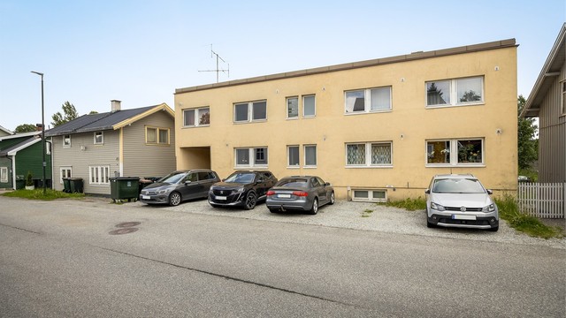 Det praktiseres parkering på felles gruset gårdsplass langs bygningen. Selger anfører at tilhørende disponibel parkeringsplass er merket.
