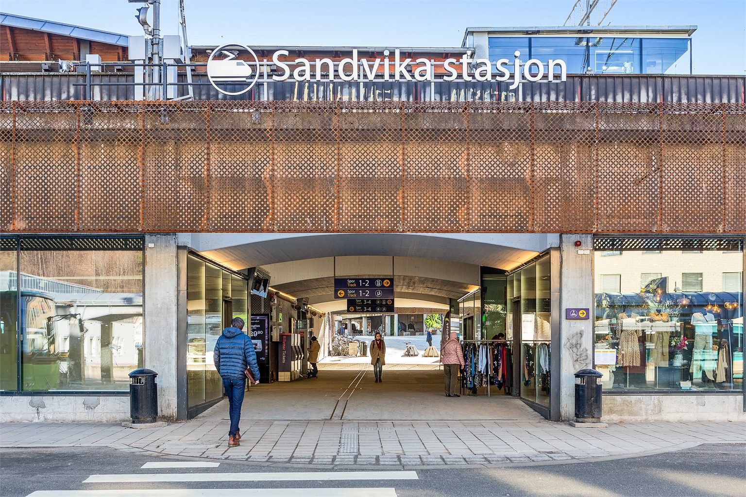 Sandvika stasjon er et knutepunkt for offentlig kommunikasjon med tilgang på buss, tog og Flytoget