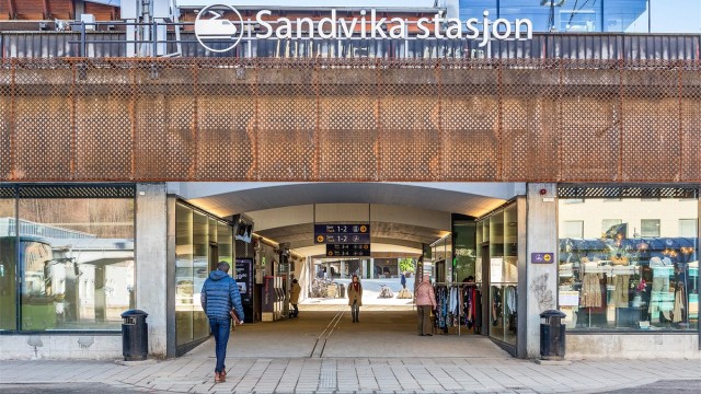 Sandvika stasjon er et knutepunkt for offentlig kommunikasjon med tilgang på buss, tog og Flytoget