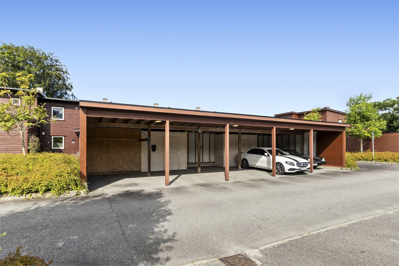 Fast parkeringsplass i felles carportanlegg.