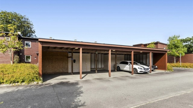 Fast parkeringsplass i felles carportanlegg.