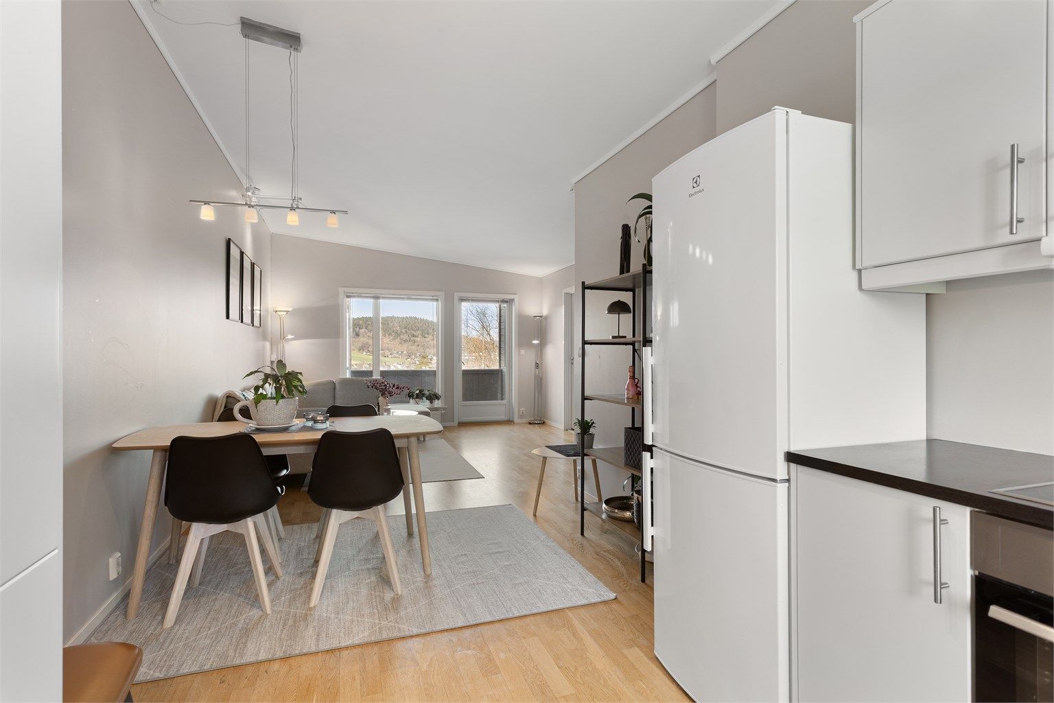 Fra kjøkkenet har du god kontakt med stuen og spiseplassen, noe som understreker den sosiale planløsningen.