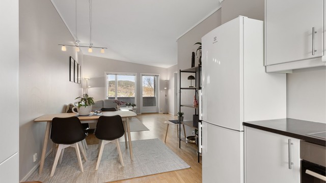 Fra kjøkkenet har du god kontakt med stuen og spiseplassen, noe som understreker den sosiale planløsningen.