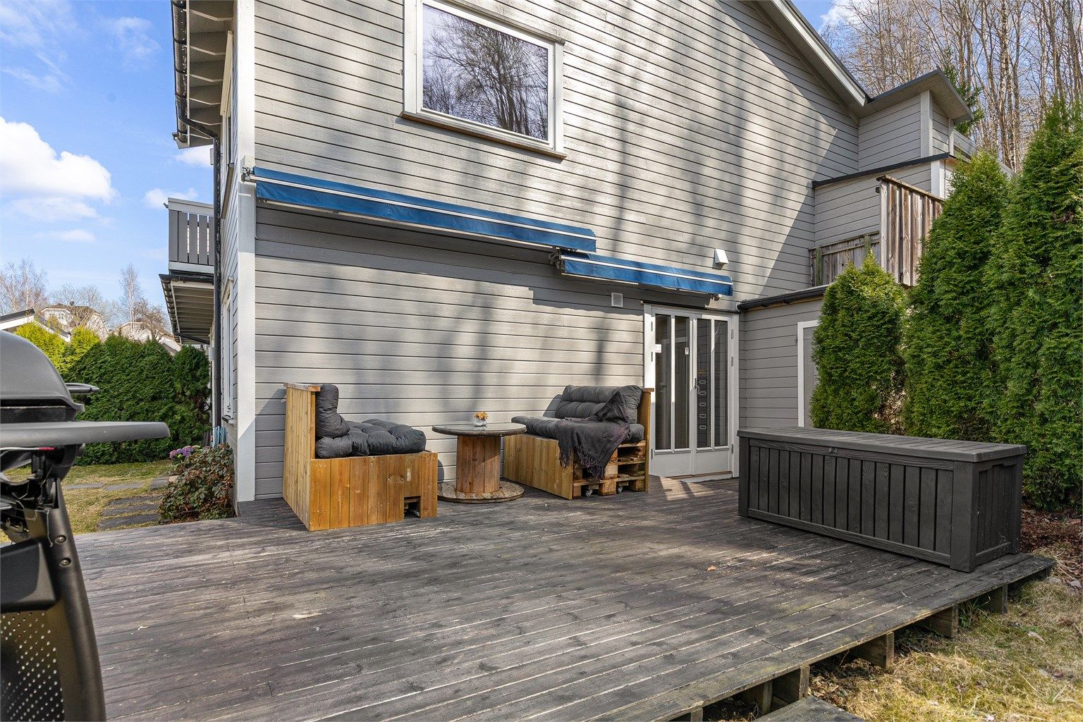 Ved enden av leiligheten er det en koselig platting hvor det er fint å oppholde seg om sommeren