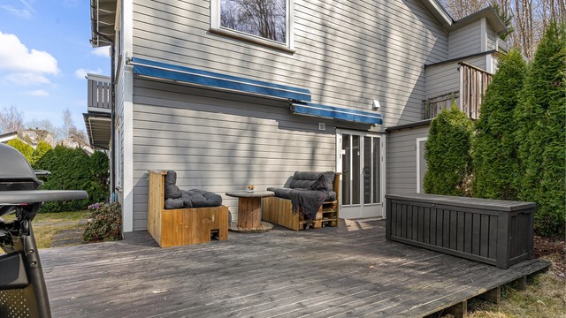 Ved enden av leiligheten er det en koselig platting hvor det er fint å oppholde seg om sommeren