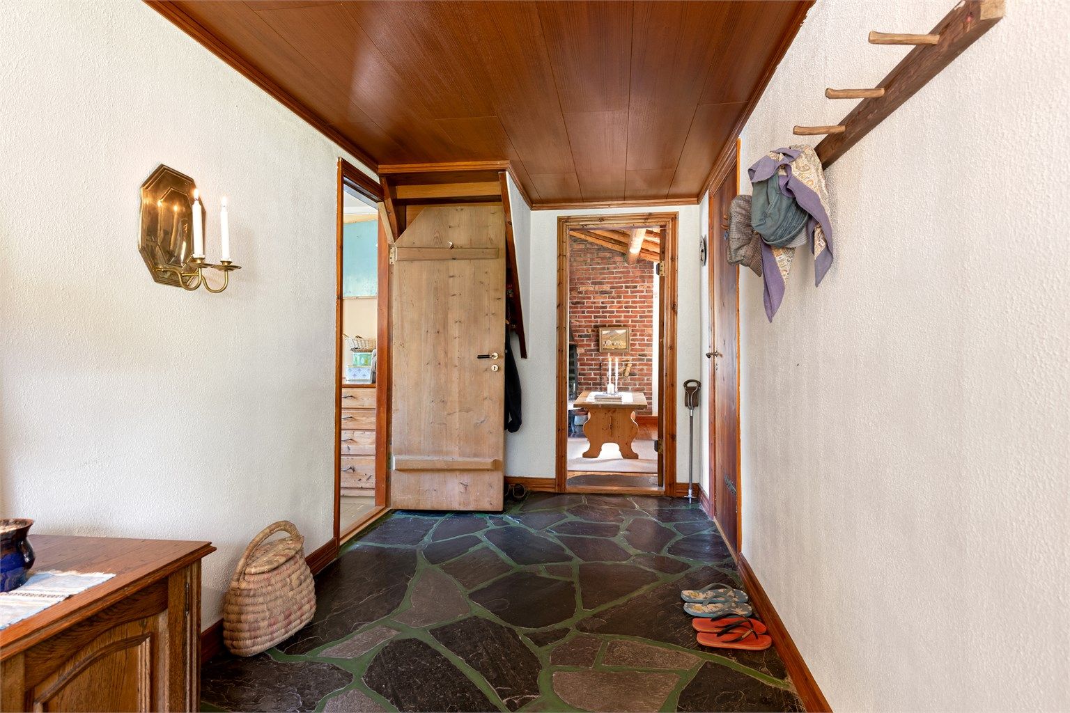 Romslig bad med skifer på gulv