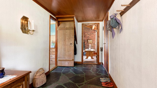 Romslig bad med skifer på gulv