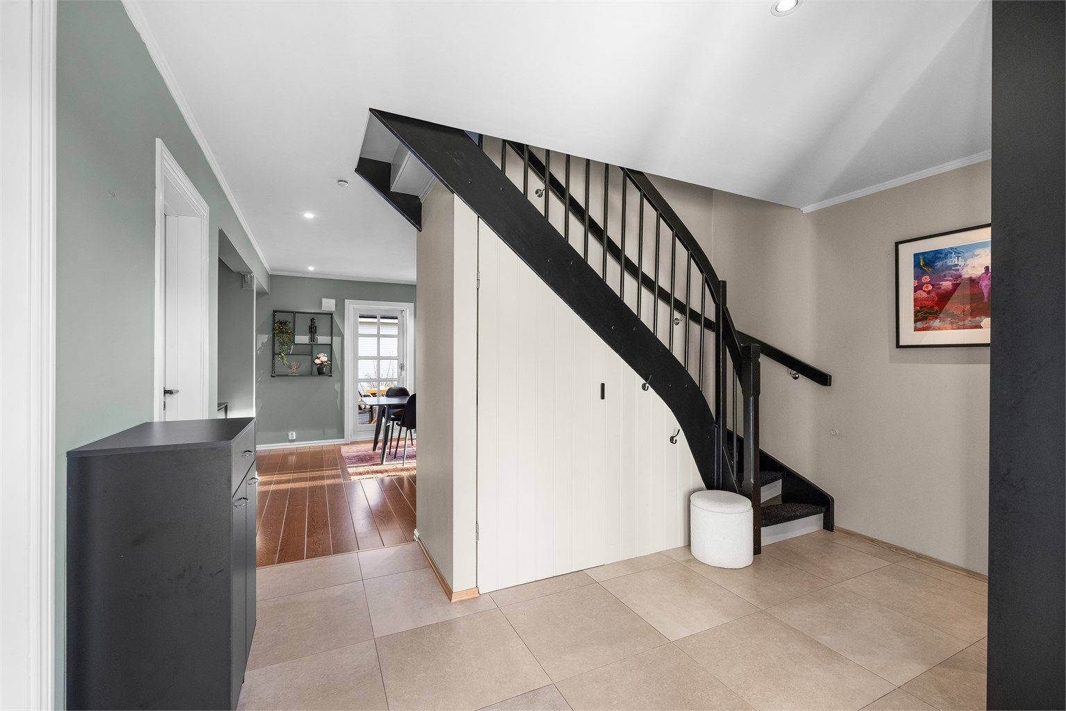 Under trappen er det en praktisk bod for ekstra oppbevaring.