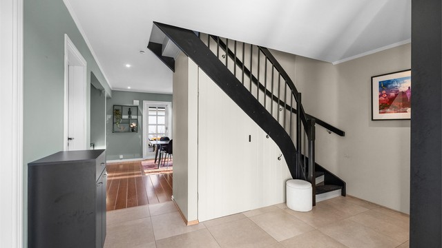 Under trappen er det en praktisk bod for ekstra oppbevaring.