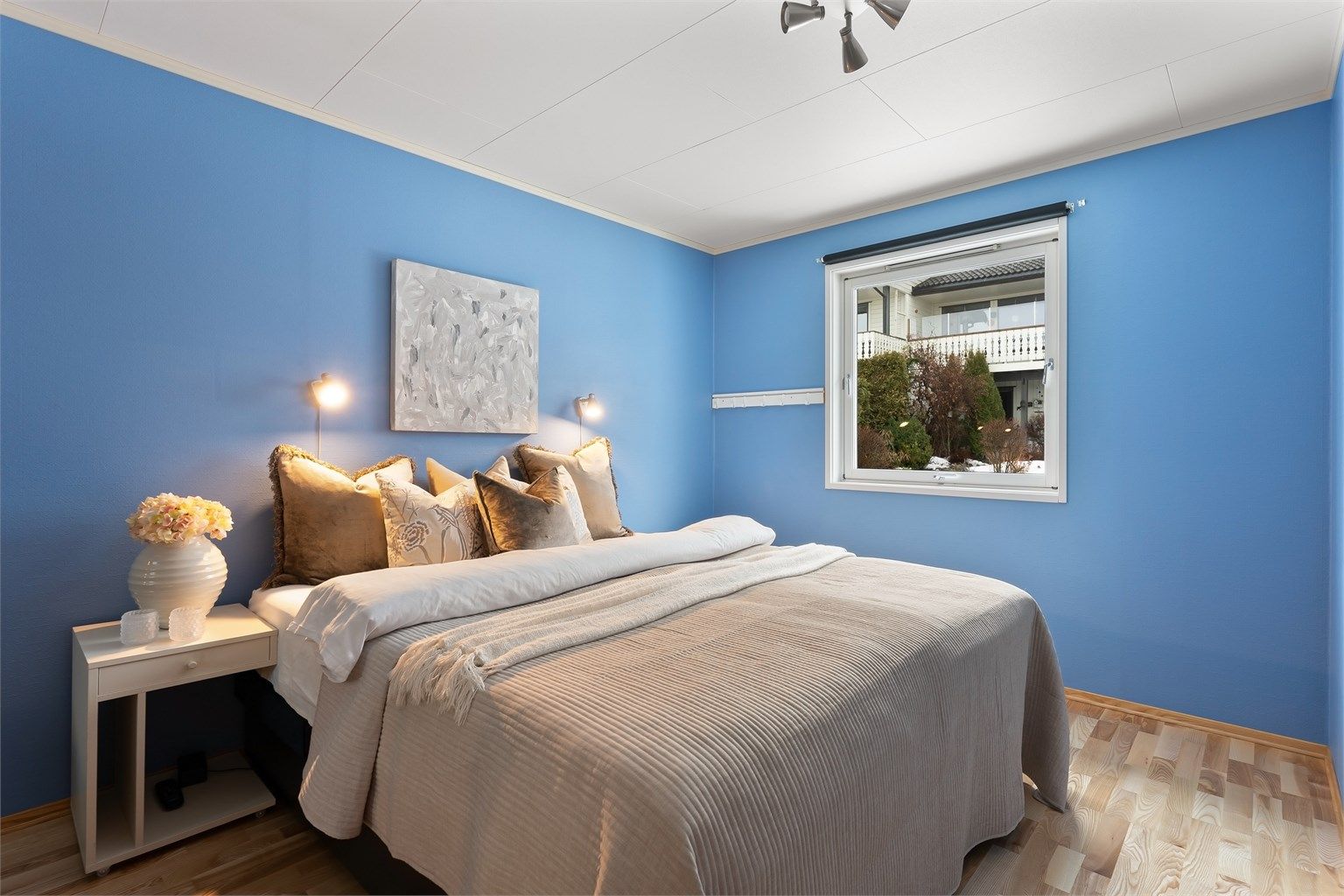 Rommet har parkett på gulvet og vindu fra 2017.