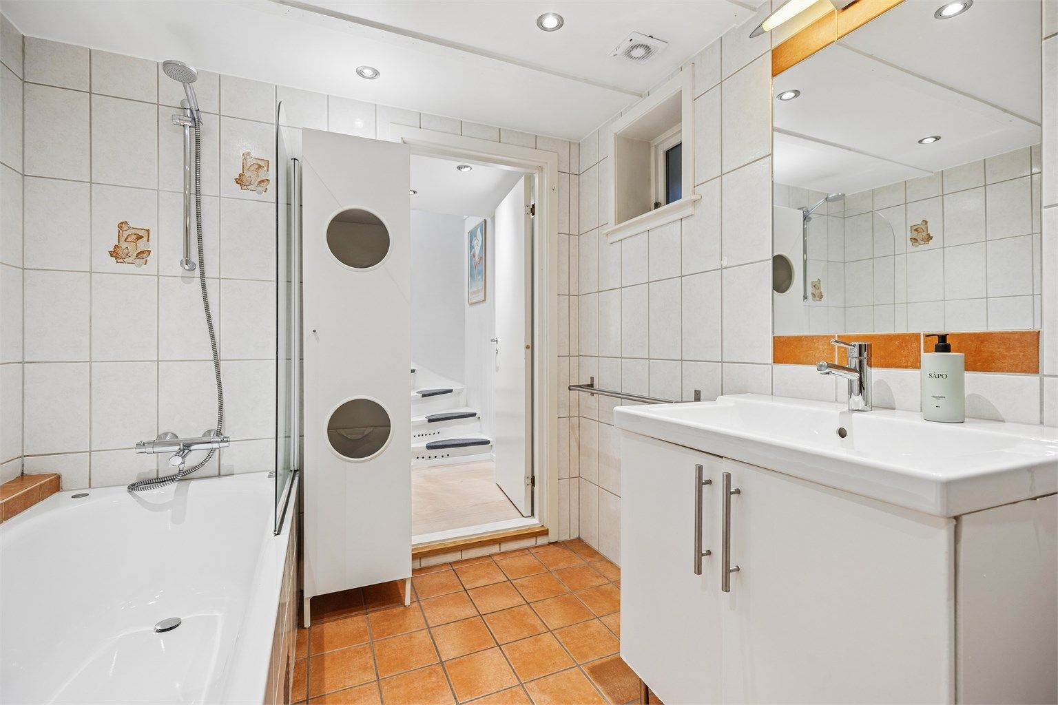 Badet fra 2006 har flislagt gulv med gulvvarme og innebygget badekar.