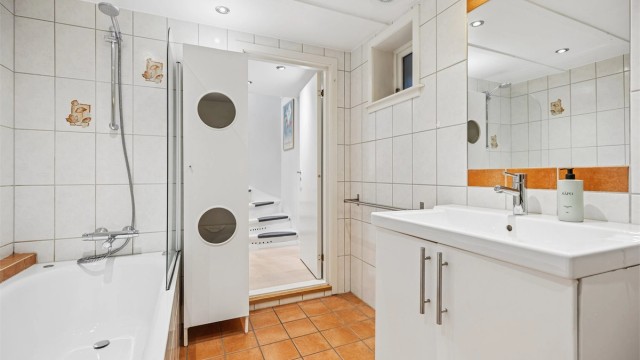 Badet fra 2006 har flislagt gulv med gulvvarme og innebygget badekar.