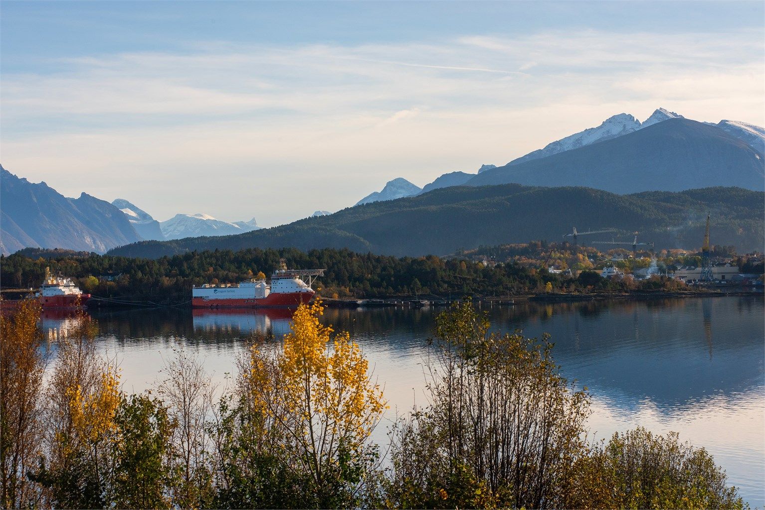 Flott utsikt mot fjord og fjell