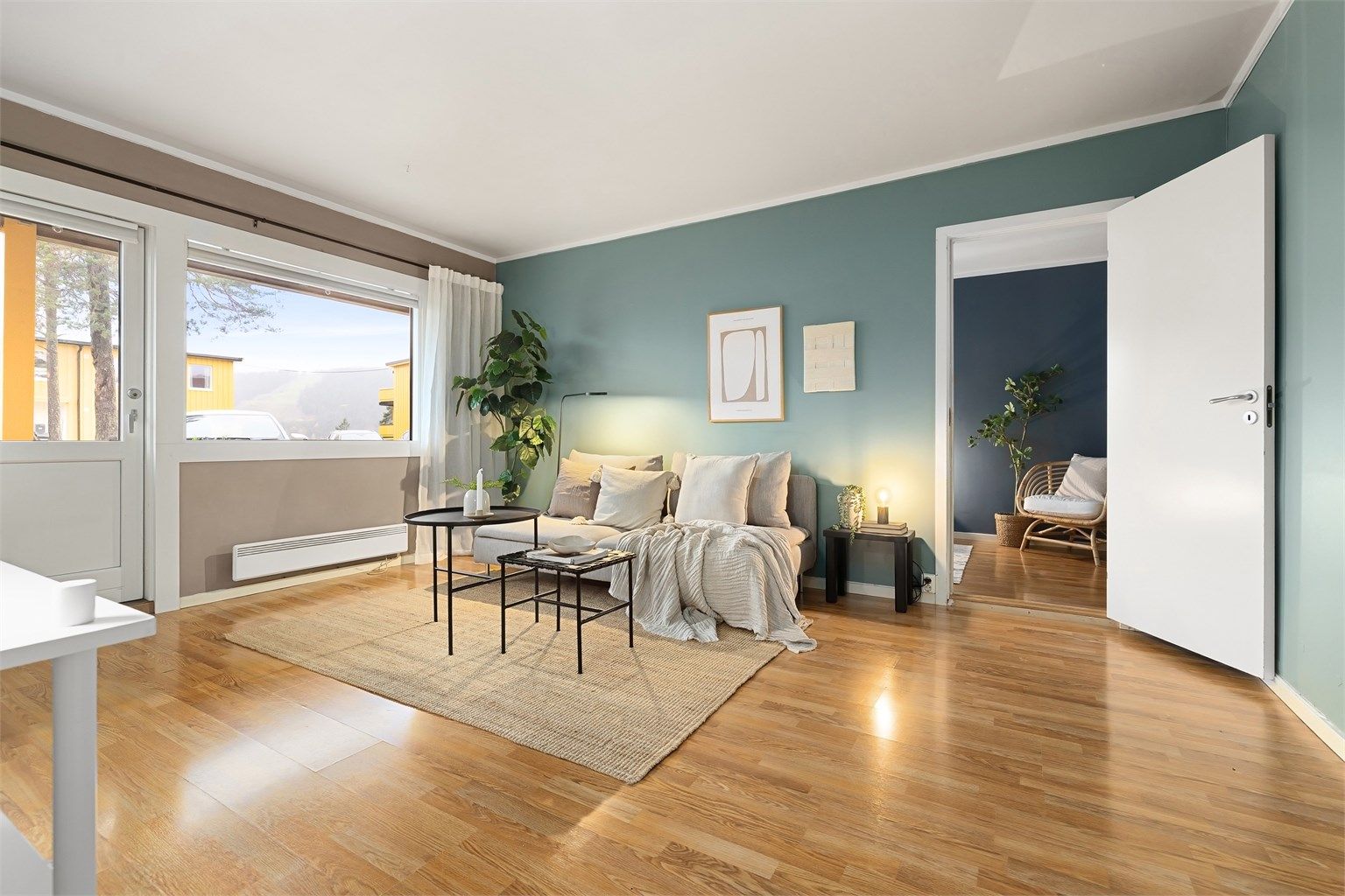  Det første som møter deg er store vindusflater som gir en behagelig atmosfære