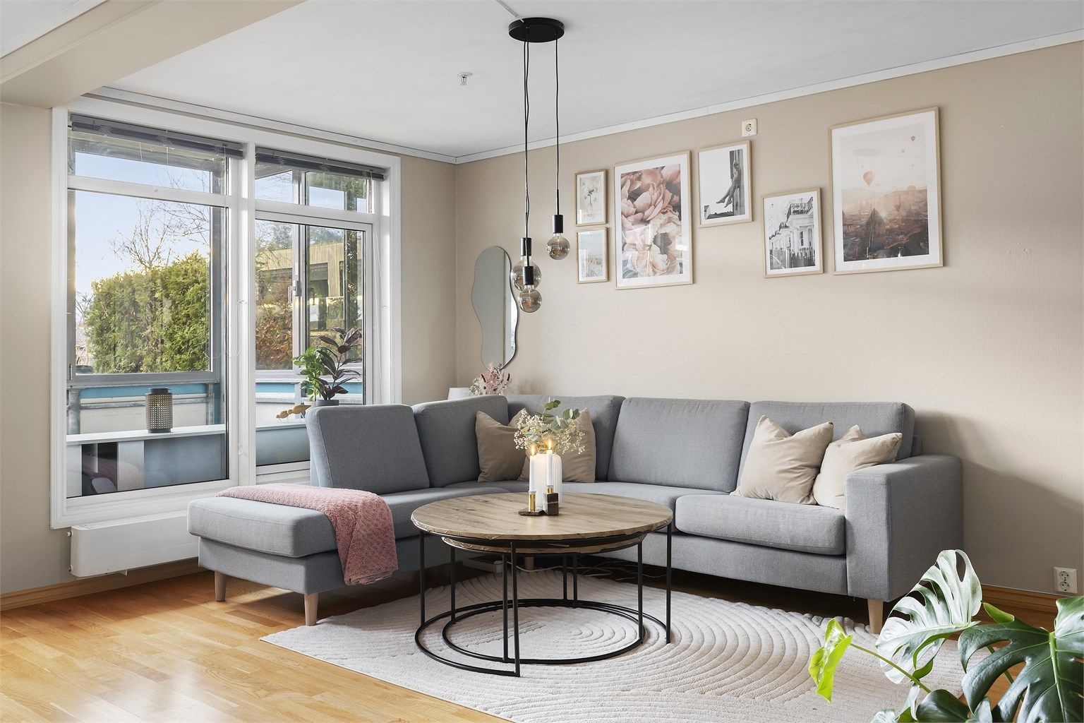 Rommet har store vindusflater mot syd, som sammen med beigefargen på veggene gir et behagelig opplevelse av rommet