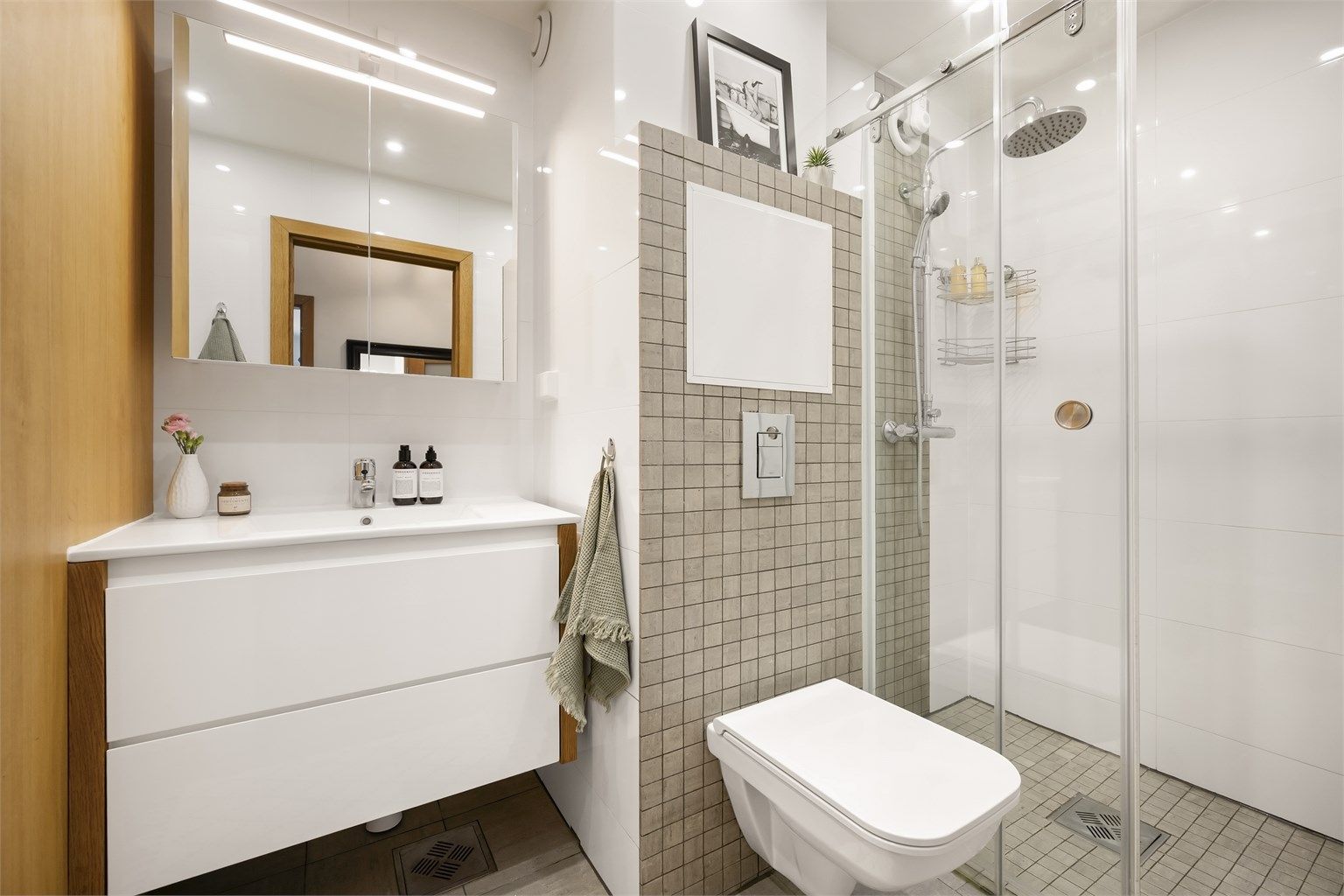 Flott bad rehabilitert i 2017. Downlights, varmekabler og tidløse fargevalg. 