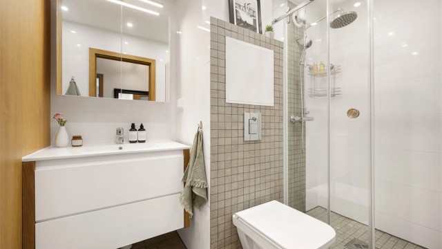 Flott bad rehabilitert i 2017. Downlights, varmekabler og tidløse fargevalg.