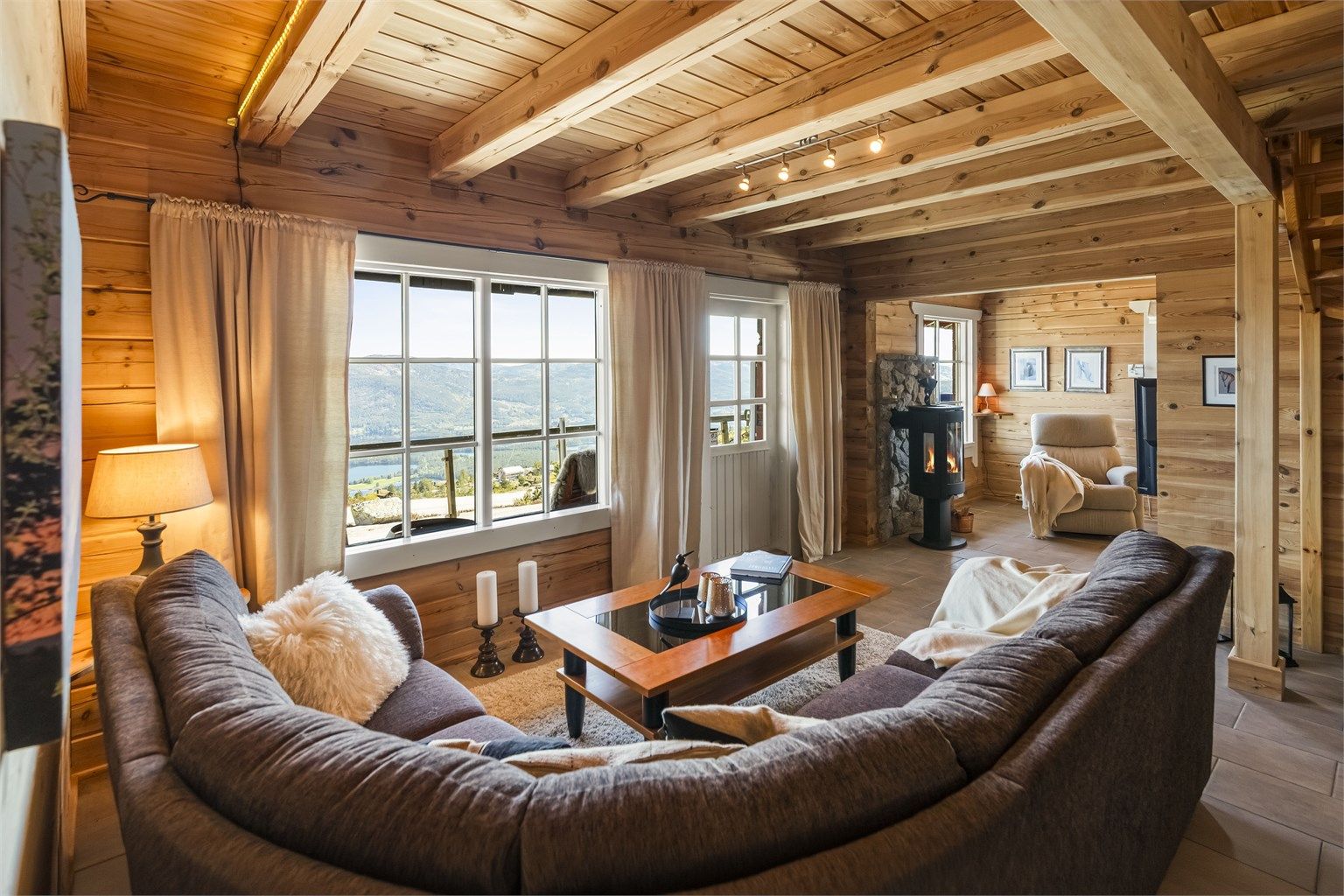 Store vindusflater gir rikelig med lys og rammer inn den flotte utsikten mot fjellene.