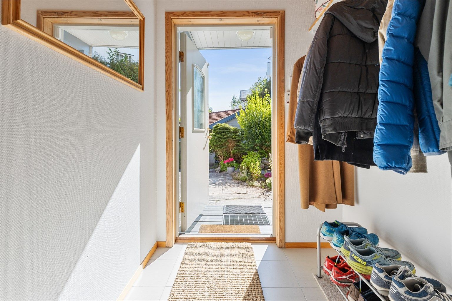 Adkomst inn til boligen via vindfang med plass til oppheng av yttertøy
