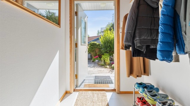 Adkomst inn til boligen via vindfang med plass til oppheng av yttertøy