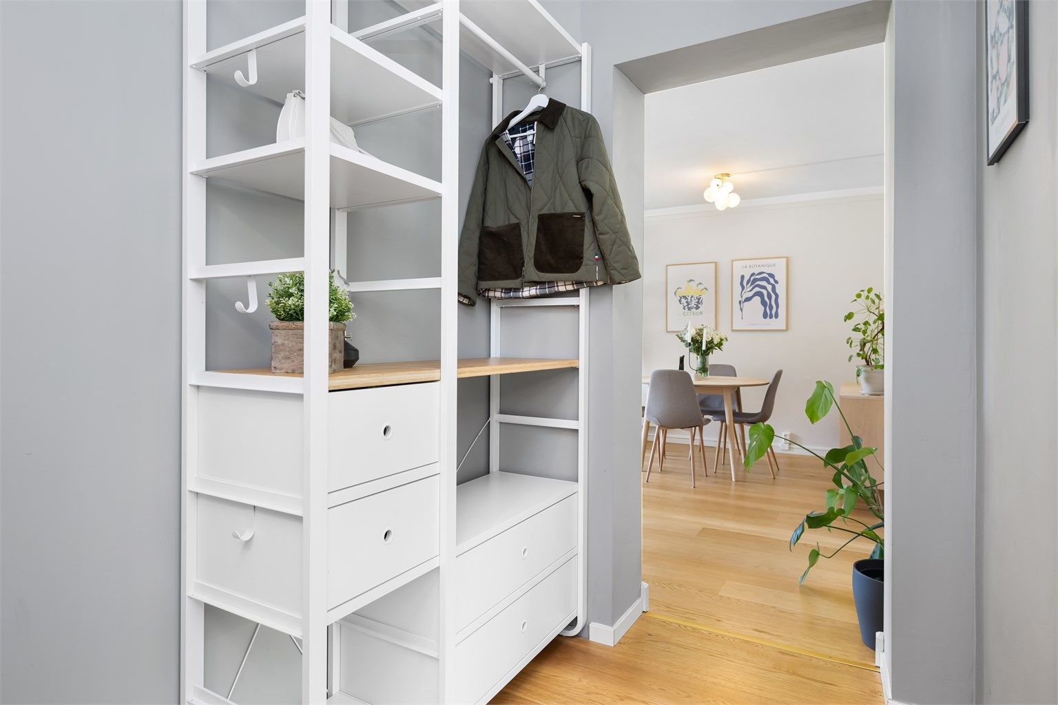 Romslig entre og plass til garderobe med oppheng og skuffer. 