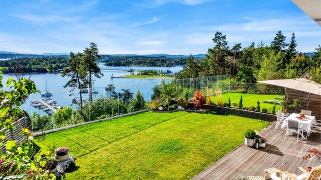 Velkommen til Anthon Walles vei 16B, presentert av Eiendomsmegler Marius Stormfelt. Eiendom med unike utsiktsforhold. Gangavstand til Sandvika og off. kom. En sjelden anledning i Anthon Walles vei!