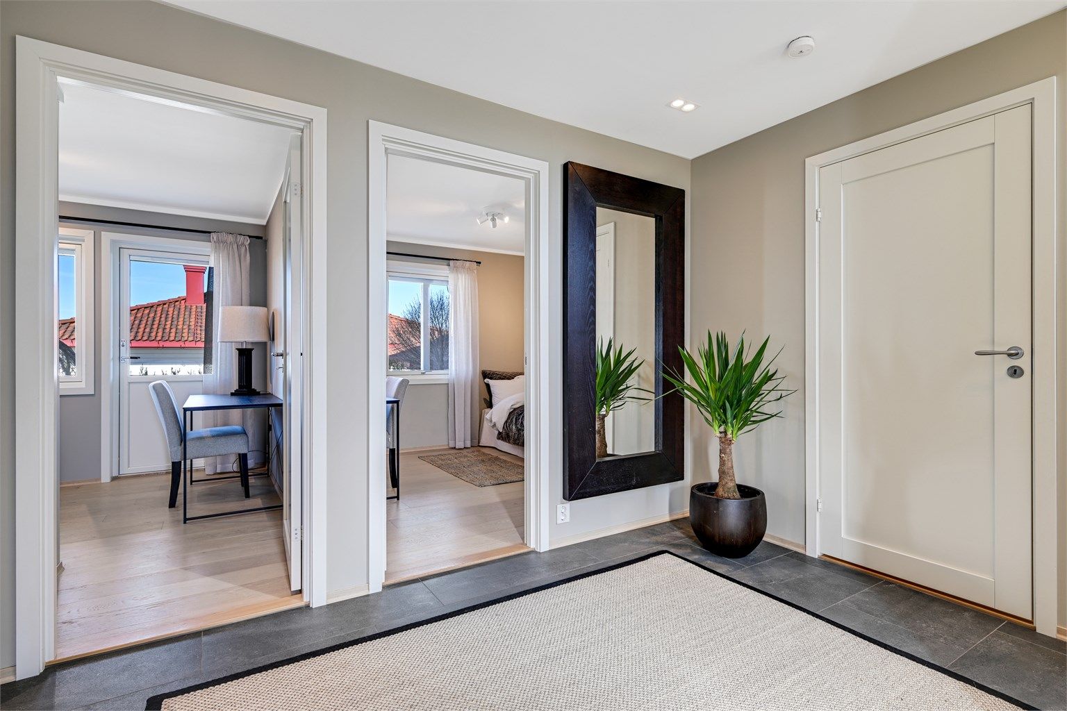 Hallen i første etasje gir adkomst til etasjens to soverom, bad og et separat vaskerom.