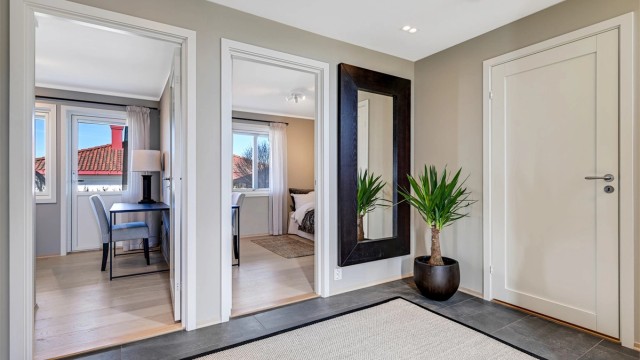 Hallen i første etasje gir adkomst til etasjens to soverom, bad og et separat vaskerom.