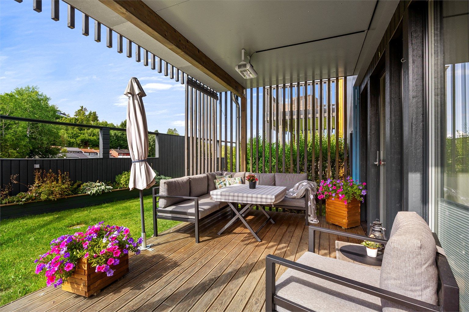 Stor, vestvendt og delvis overbygget terrasse med direkte utgang fra stuen.
Foto: [Eiendomsfoto AS]