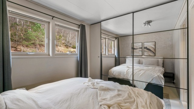Praktisk og fin skyvedørsgarderobe medfølger.