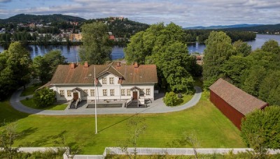 Eiendommen ligger solrikt til med utsikt til Glomma og historiske Kongsvinger festning.