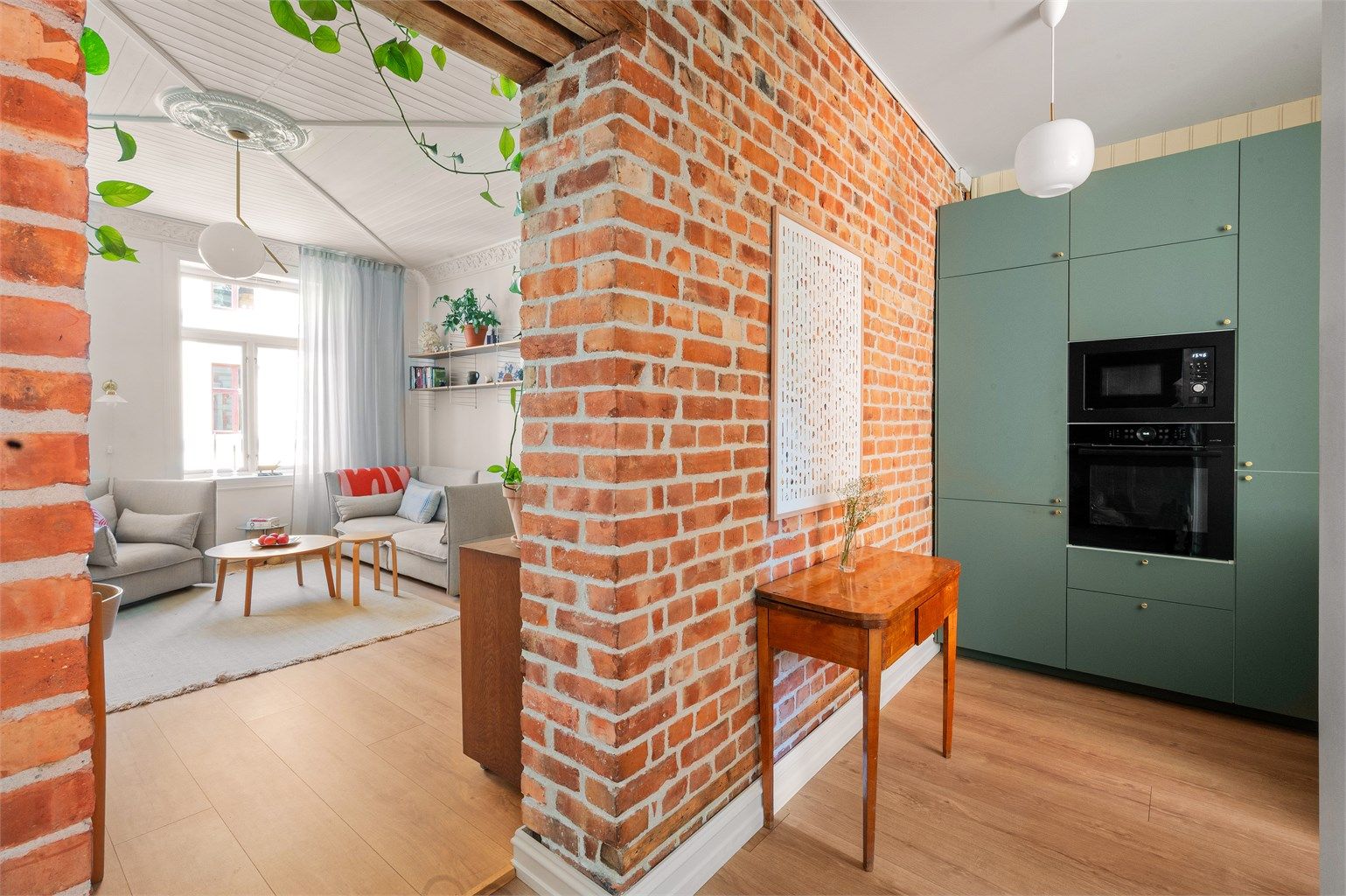 Fra stuen er det en åpen overgang til kjøkkenet, noe som skaper en sosial og innbydende atmosfære.