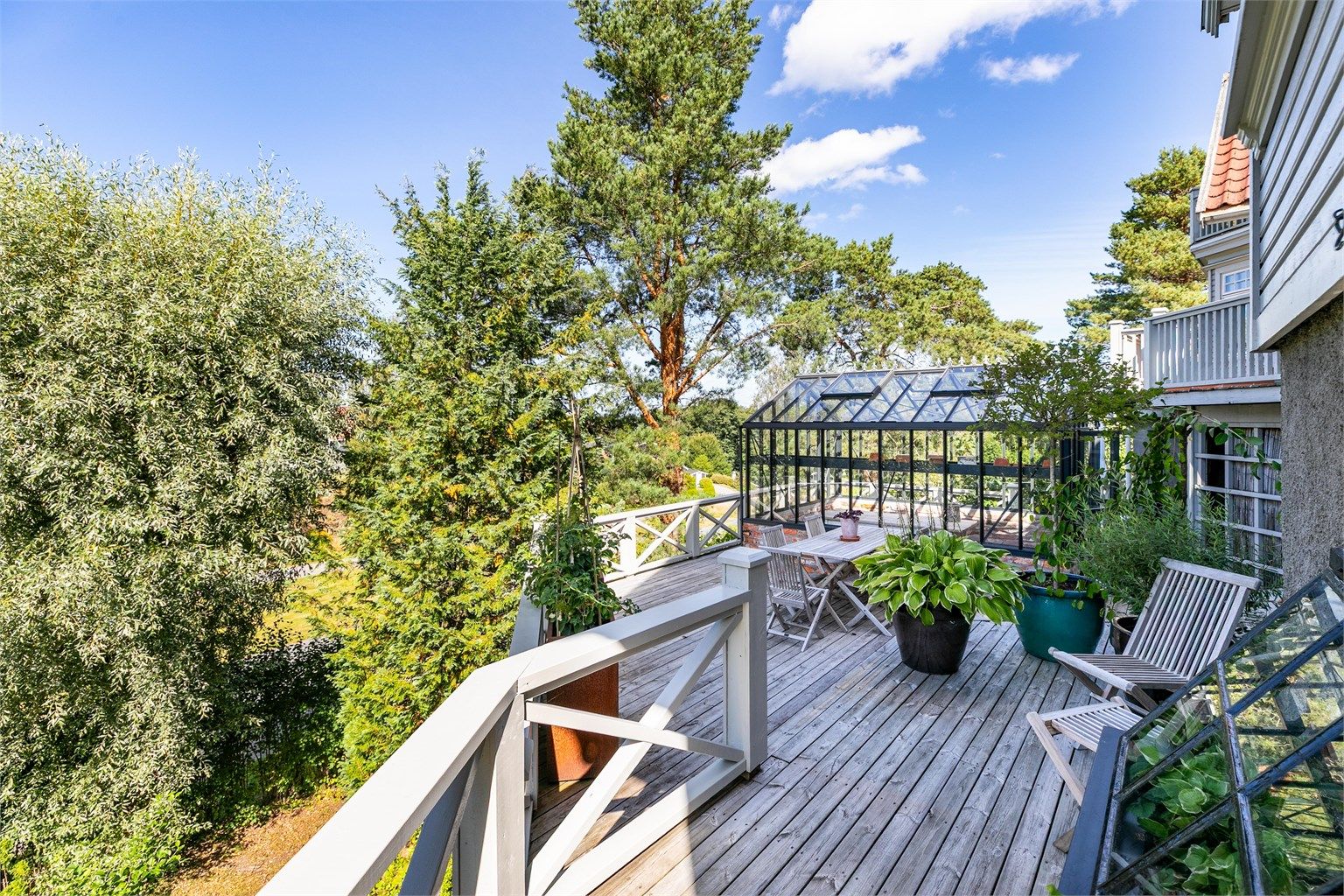 Stor innsats er nedlagt i opparbeiding av flotte arealer utomhus. NB! Drivhus på terrassen tilhører ikke Mortveien 5B