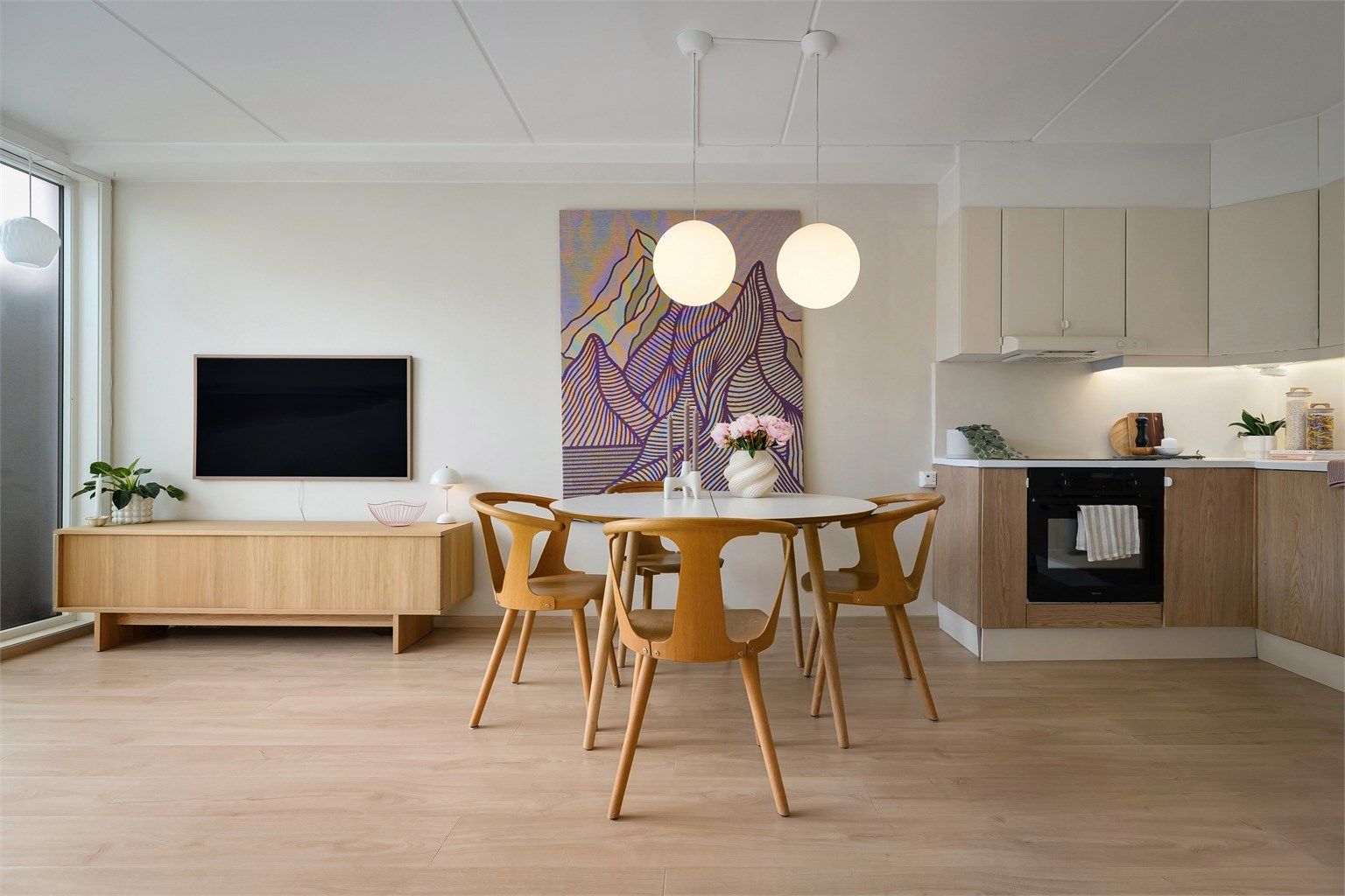 I stuen er det plass til både sofagruppe og spisebord