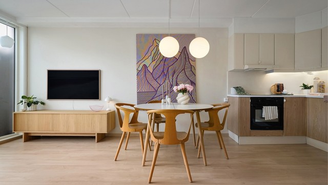 I stuen er det plass til både sofagruppe og spisebord