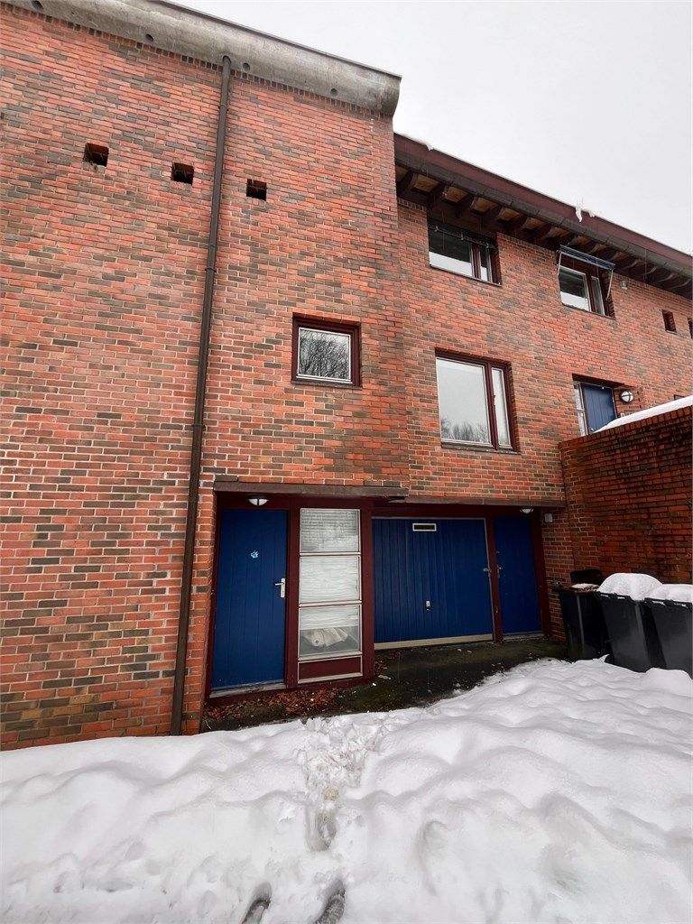 Egen inngang til leiligheten og det medfølger en biloppstillingsplass rett utenfor