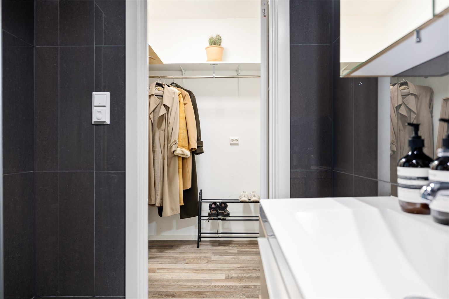 Med direkte tilkomst fra badet, har leiligheten en praktisk innvendig bod