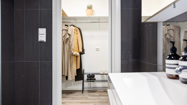 Med direkte tilkomst fra badet, har leiligheten en praktisk innvendig bod