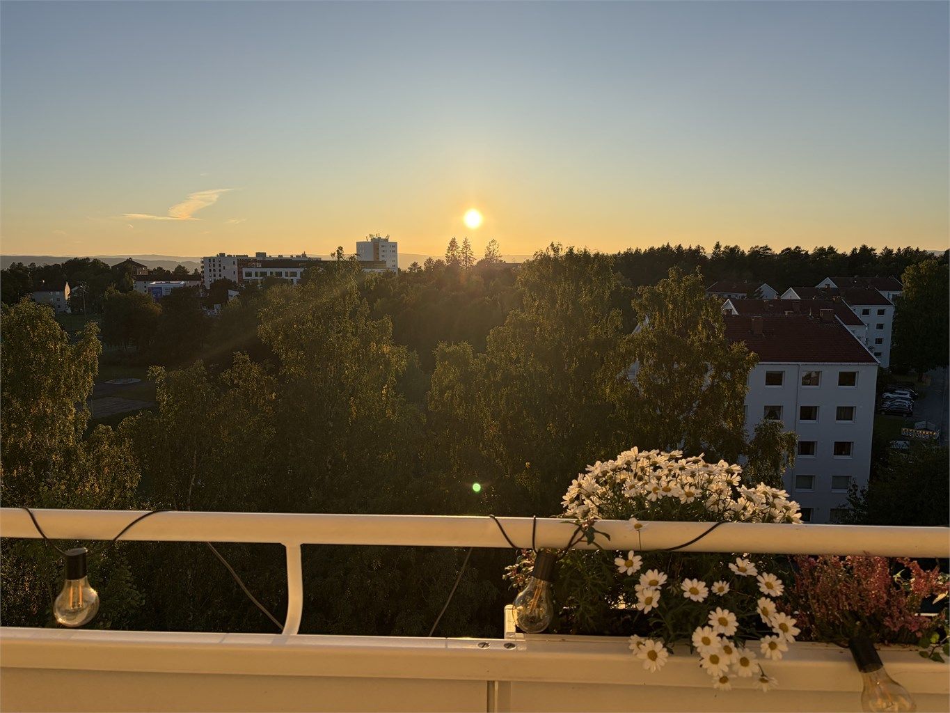 Den vestvendte beliggenheten byr på fantastiske solnedganger gjennom store deler av året (selgers bilde).
