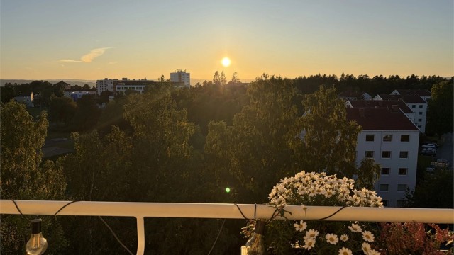 Den vestvendte beliggenheten byr på fantastiske solnedganger gjennom store deler av året (selgers bilde).