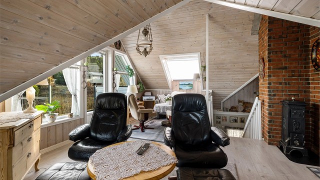 Loftstua benyttes som TV-stue eller et sted for å nyte sjøutsikten.