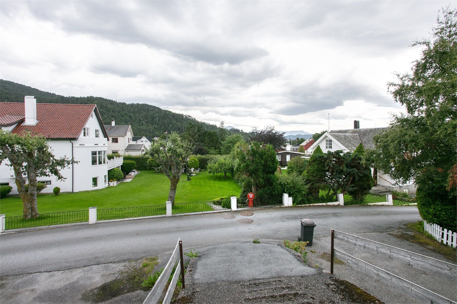 Eiendommen ligger i et rolig og etablert boligområde.